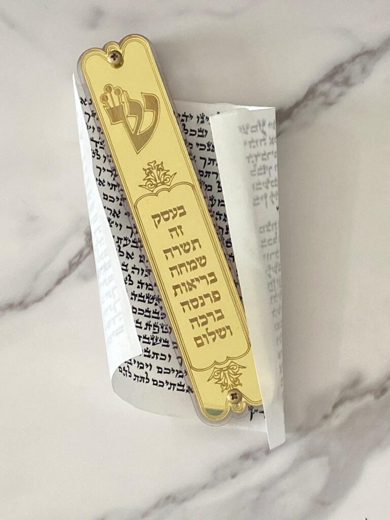 בית מזוזה מאקריל בצורה ייחודיות עם ברכת העסק בגוון זהב – דגם משה