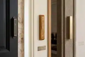 קולאז' המציג שלושה בתי מזוזה מחומרים שונים מותקנים על משקופים בצבעים תואמים.